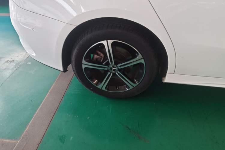 Used Mercedes-Benz A-Class 2022 Revised Version A 200 L Sport Sedan Fashionable Style Right Rear Wheel Hub