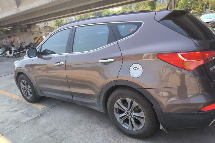 Used Hyundai Santa Fe 2015 2.4L Automatic Two-Wheel Drive Smart Version 5 Seats
