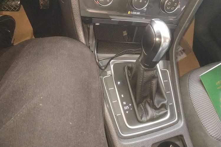 Used Volkswagen Golf 2018 1.6L Automatic Comfort Model Gear Lever