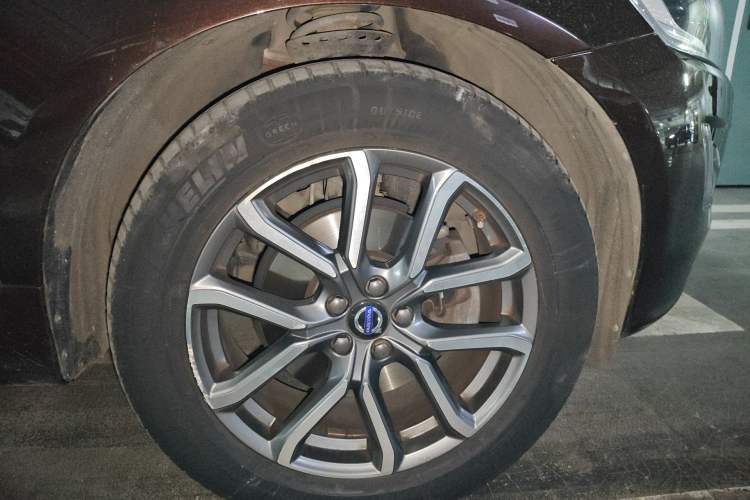 Used Volvo XC60 2017 T5 AWD Smart Upgrade Edition Right Front Wheel Hub