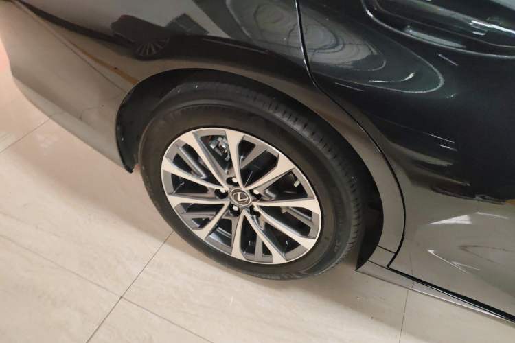 Used Lexus ES 2025 300h Deluxe Edition Right Rear Wheel Hub