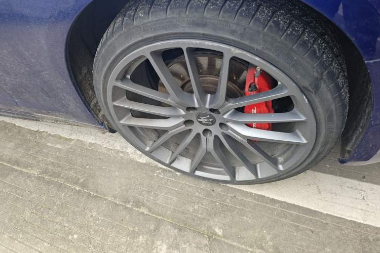 Used Maserati Ghibli 2019 3.0T Standard Version China V Emission Standard Right Front Wheel Hub