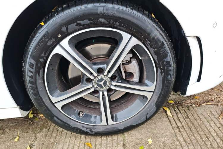 Used Mercedes-Benz A-Class 2022 Revised Version A 200 L Sport Sedan Fashionable Style Right Front Wheel Hub