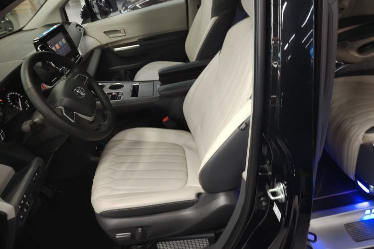 Used Toyota Sienna 2023 2.5L Hybrid Comfort Edition
