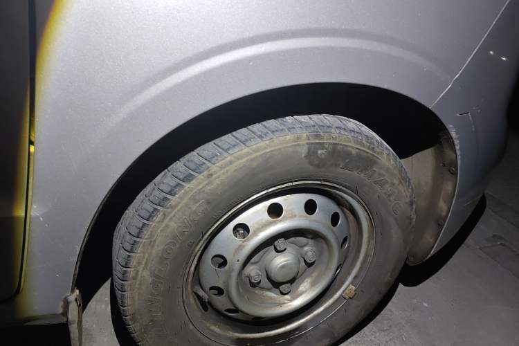 Used Wuling Hongguang V 2022 1.5L Jingqu Edition Enclosed-Window Vehicle with Hydraulic Power Steering LAR Right Front Wheel Hub