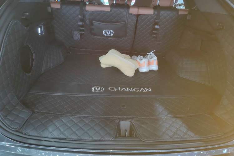 Used CHANGAN UNI-Z New Energy 2024 Blue Whale Smart Electric iDD 125km Beyond Edition Trunk