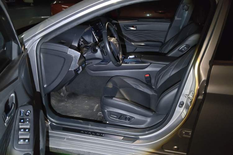 Used Toyota Avalon 2019 2.5L Touring Premium Version China VI Standard Driver Seat