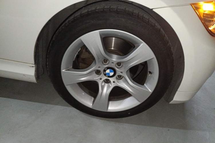Used BMW 3 Series 2011 325i Luxury Edition Right Front Wheel Hub