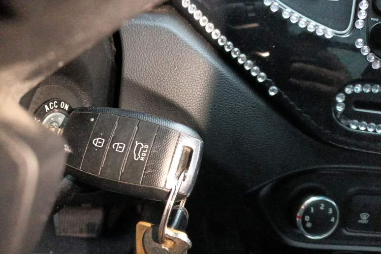 Used Kia Carens 2013 2.0L 7-Seater Automatic Comfort Edition China IV Standard