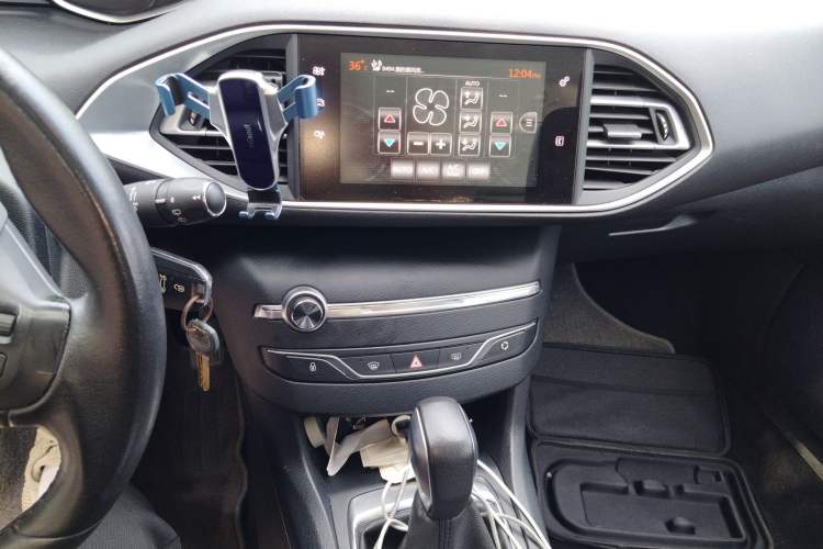 Used Peugeot 308S 2015 1.2T Automatic Jingchi Edition Audio And AC Panel