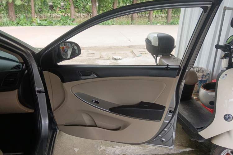 Used Hyundai Verna (older generation) 2014 1.4L Automatic Smart GLS Interior 5