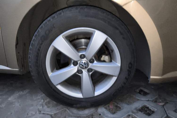 Used Volkswagen Lavida 2013 Revised Classic 1.6L Automatic Fashion Edition Right Front Wheel Hub