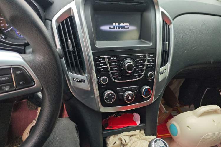 Used JMC Yuhu 5 2018 2.4T Classic Edition Diesel Manual 4x4 Luxury Shield Version with Extended Wheelbase Audio And AC Panel