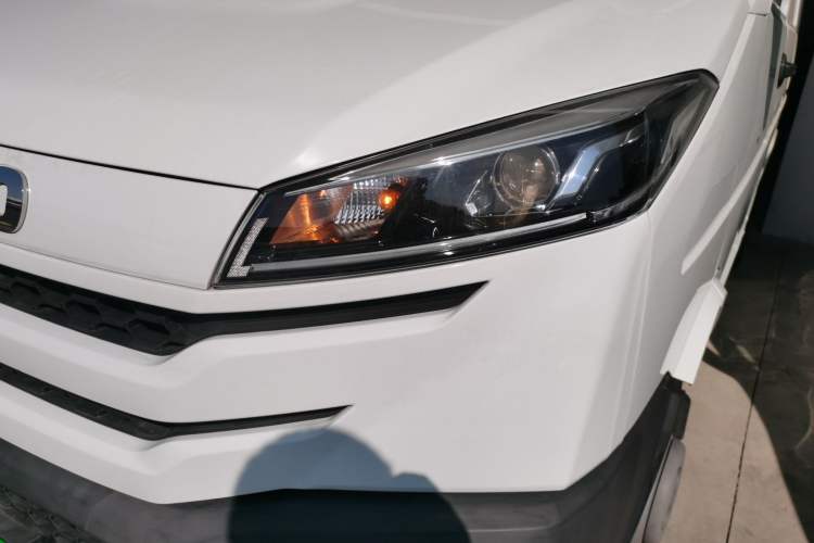 Used Iveco Daily 2023 2.8T V37 Van Long Wheelbase Mid-Roof Dual Tires Manual Doors 2-3 Seater