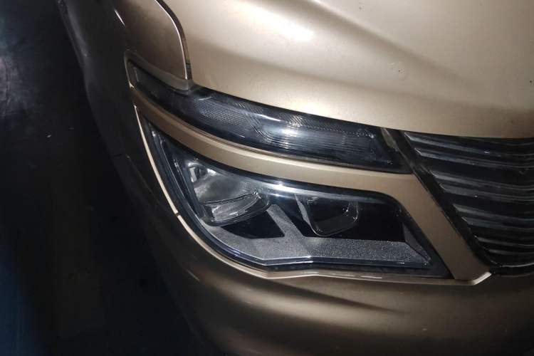 Used FORTHING Lingzhi 2018 M5L 1.6L 7-Seater Comfort Model Right Front Headlight