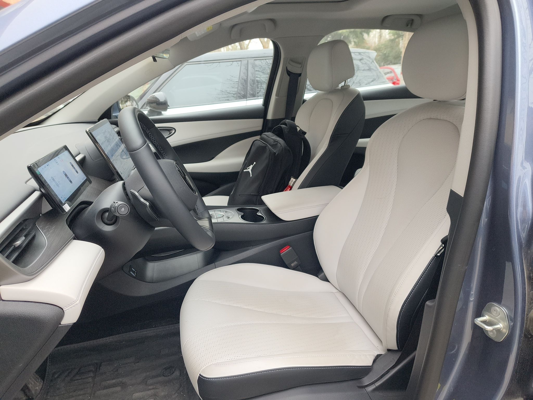 المقاعد الأمامية داخل السيارة