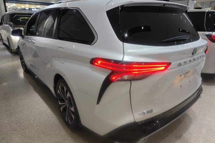 Used Toyota Granvia 2022 2.5L Hybrid Flagship Edition Rear Left 45 Deg