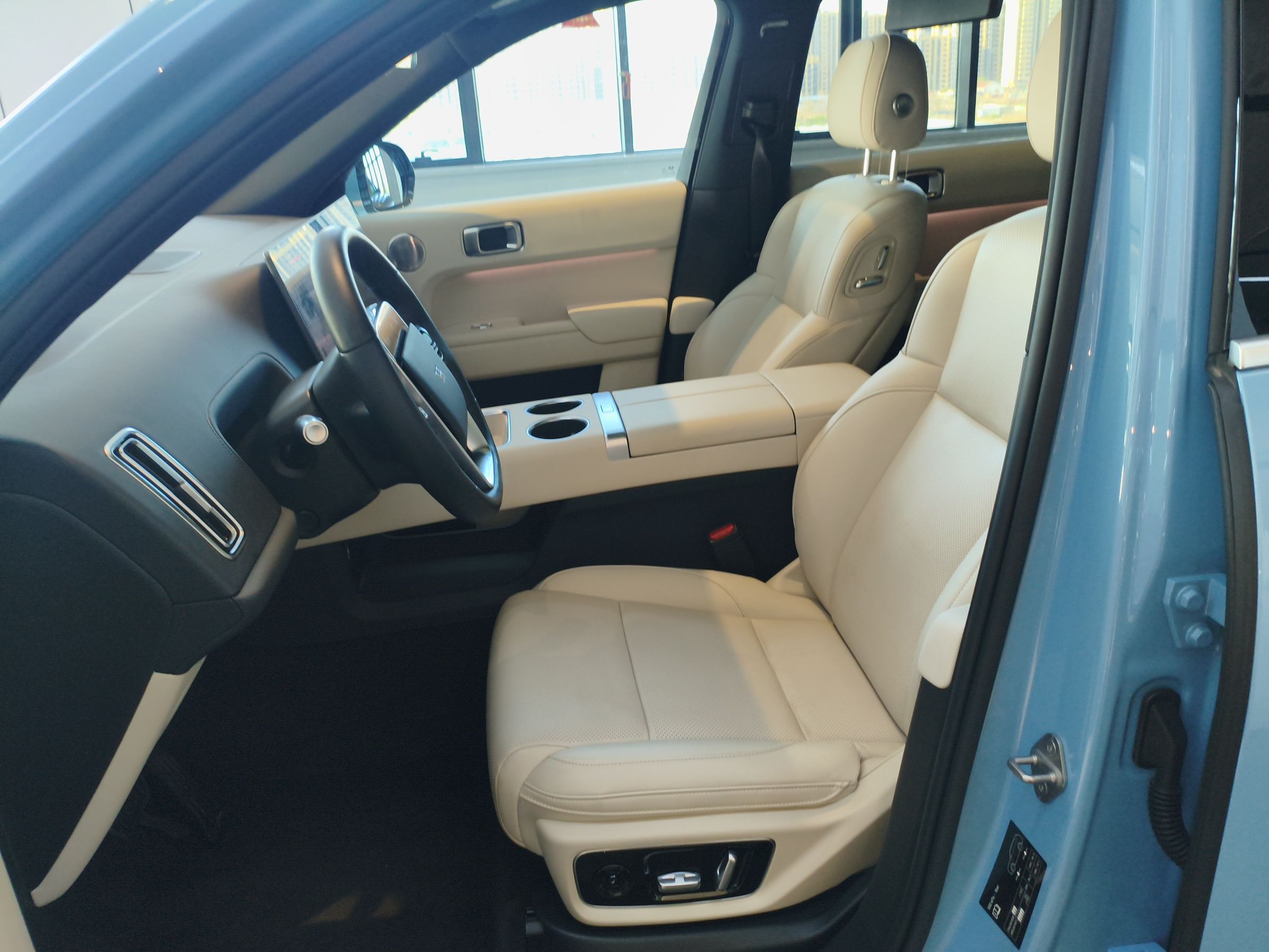 Переднее сиденье в автомобиле