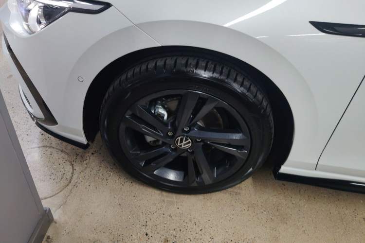 Used Volkswagen Golf 2023 Facelift 280TSI DSG R-Line Left Front Wheel Hub