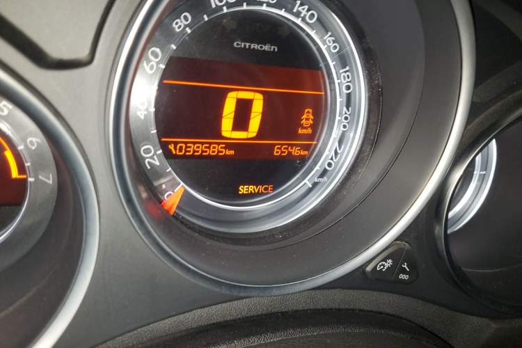 Used Citroen C4L 2014 1.8L Intelligent Drive Automatic Dynamic Model Odometer Close Up