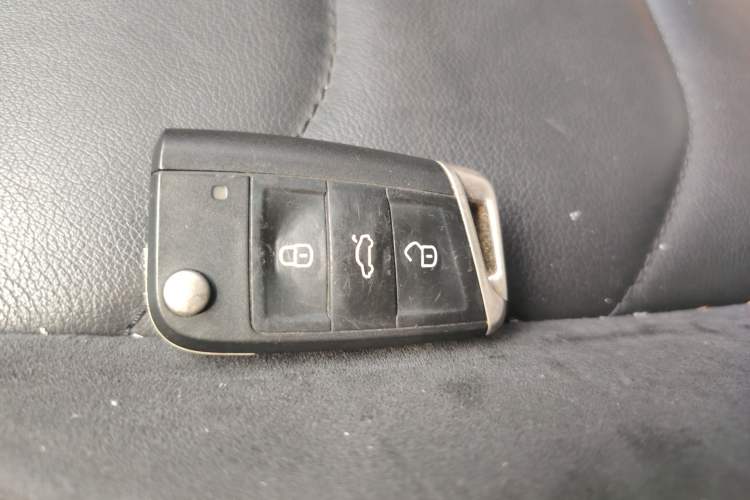 Used Volkswagen Tiguan L 2017 330TSI Automatic Two-Wheel Drive Luxury Edition Vehicle Key