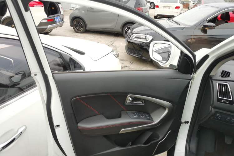 Used Huatai Santa Fe 2016 1.5T Gasoline Manual Two-Wheel Drive Smart Enjoyment i3 Model
