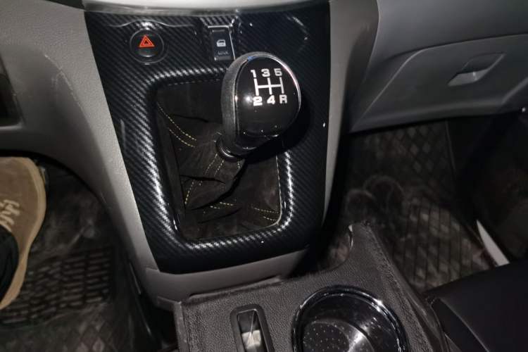 Used Nissan NV200 2011 1.6L 223 Seats Deluxe Version Gear Lever