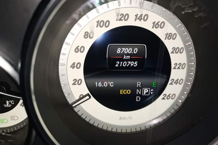 Used Mercedes-Benz CLS 2015 CLS 320 Odometer Close Up