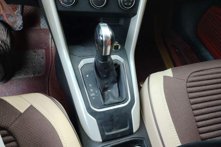 Used Volkswagen T-ROC 2018 230TSI DSG Two-Wheel Drive Fashion Edition China V Standard