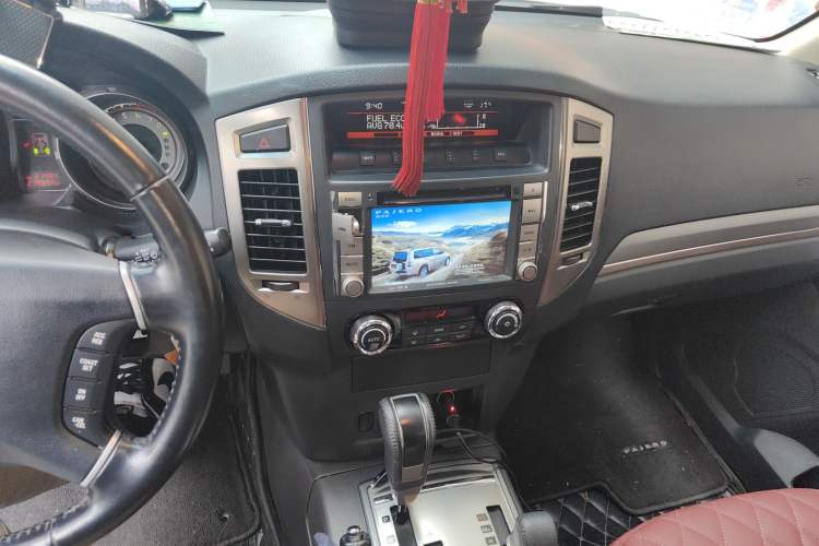 Used Mitsubishi Pajero 2015 3.0L Automatic Luxury Version China IV Standard Audio And AC Panel