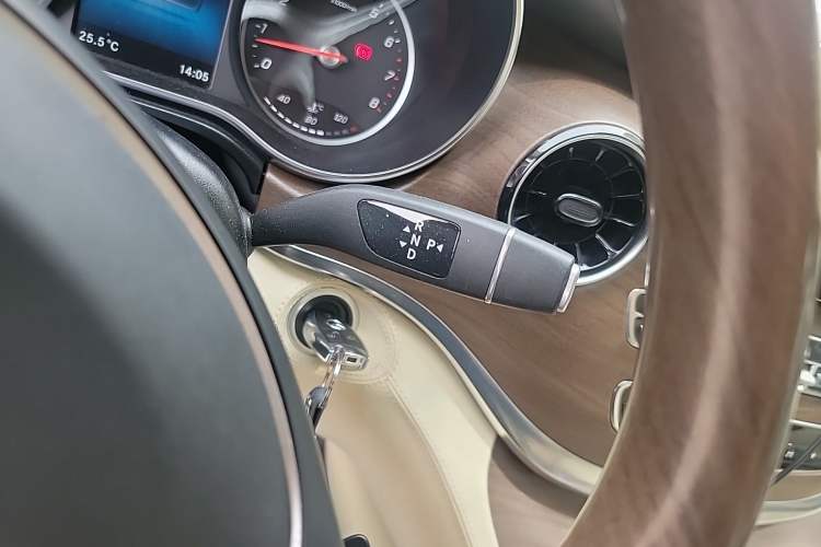 Used Mercedes-Benz V-Class 2020 V 260 Avantgarde Edition Gear Lever