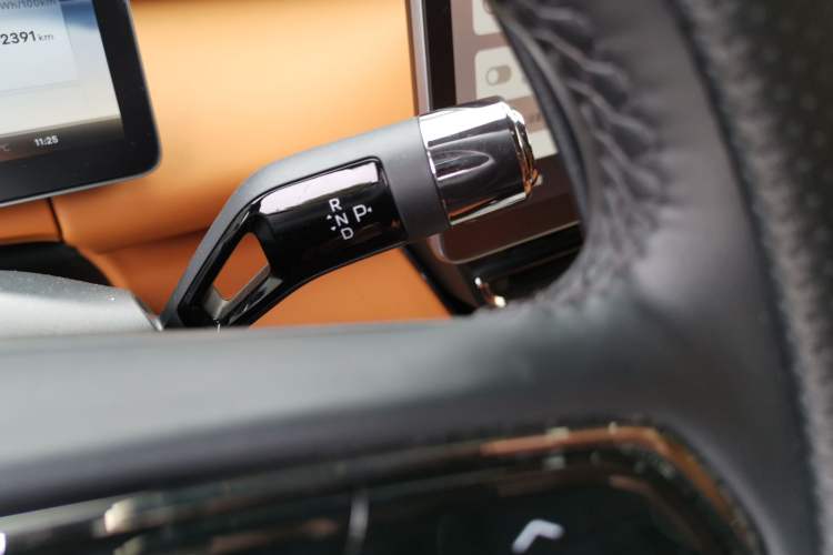 Used Geely Galaxy LEVC L380 2024 140-Degree 6-Seater All-Wheel-Drive Ultra