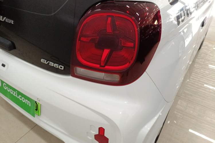 Used Roewe Clever 2021 302 km New Four-Seater Super-Efficient Version Right Rear Taillight
