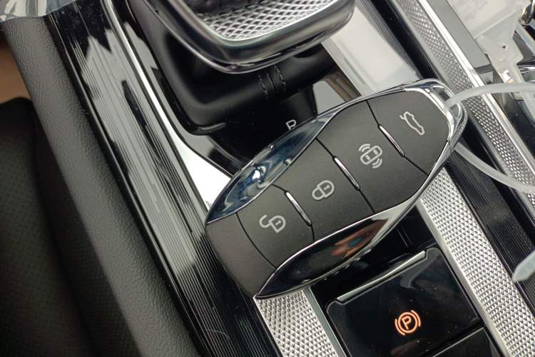 Used Hongqi H5 2025 2.0T Automatic Flag Edition – 500 000 Units Commemorative Version
