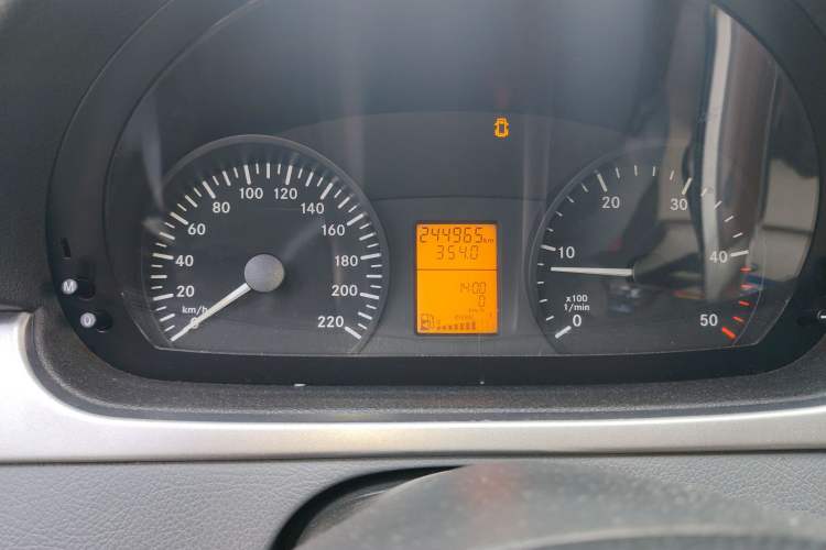 Used Mercedes-Benz Vito 2013 2.1T Elite Edition Odometer Close Up