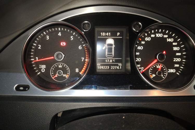 Used Volkswagen FAW-Volkswagen CC 2011 1.8TSI Luxury Model Odometer Close Up