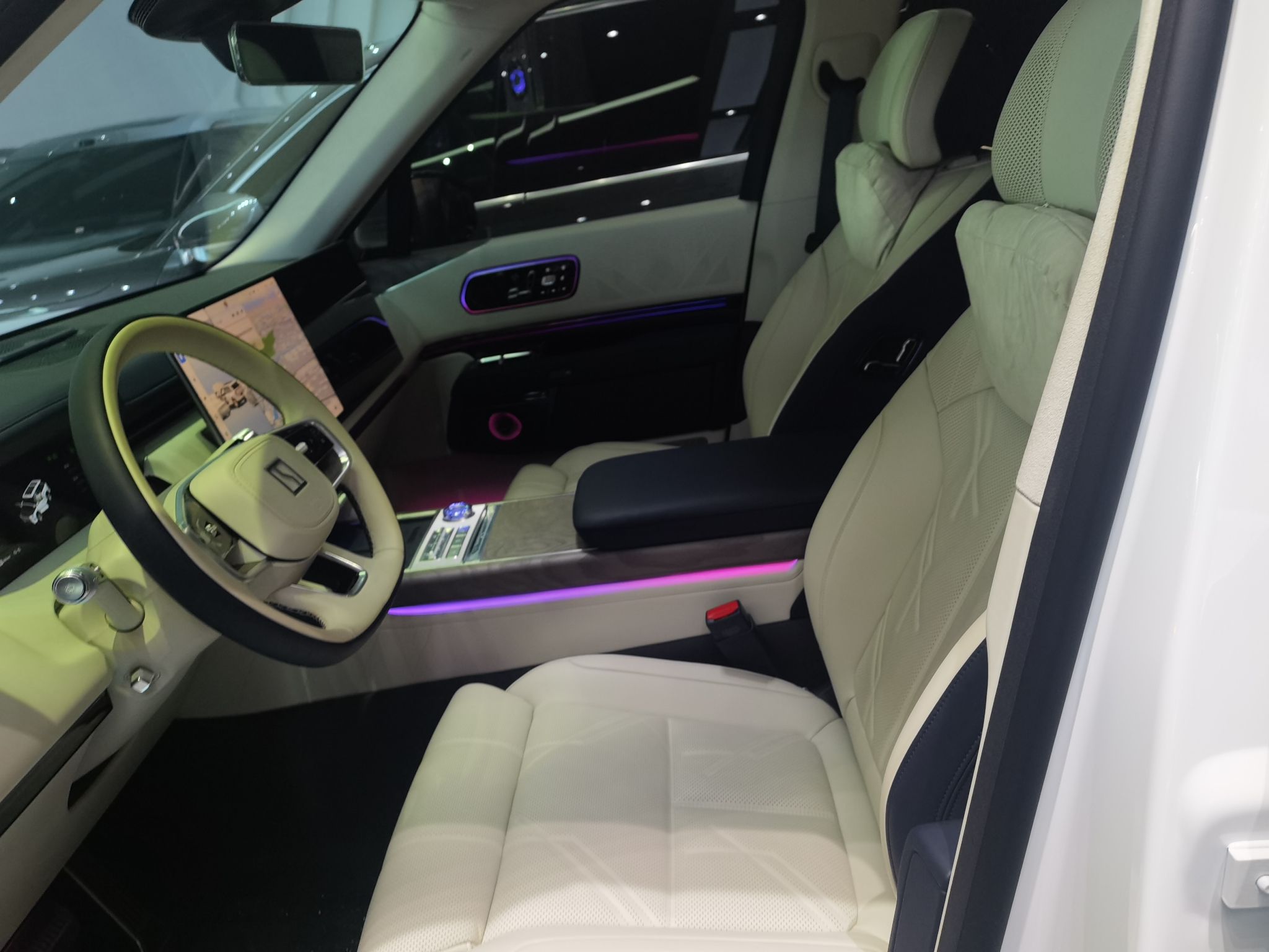 المقاعد الأمامية داخل السيارة