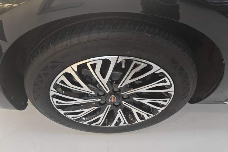 Used Hongqi H5 2024 2.0T Automatic Smart Connect Flagship Edition Left Front Wheel Hub