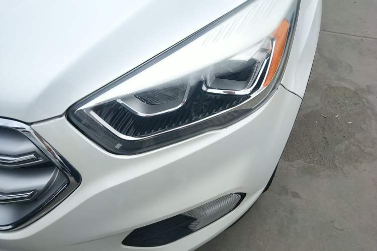 Used Ford Kuga 2017 EcoBoost 180 Two-Wheel-Drive Luxury Wing Edition Left Front Headlight