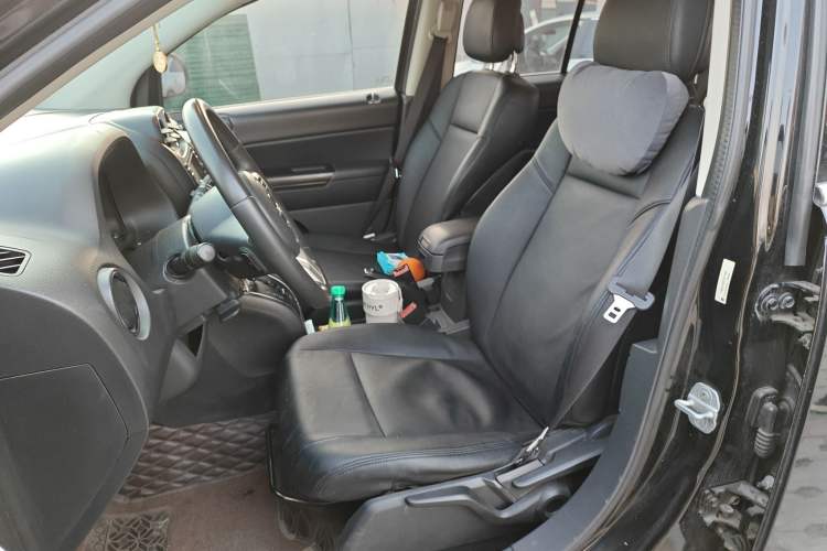 Used Jeep Compass 2013 2.0L two-wheel drive sport version
