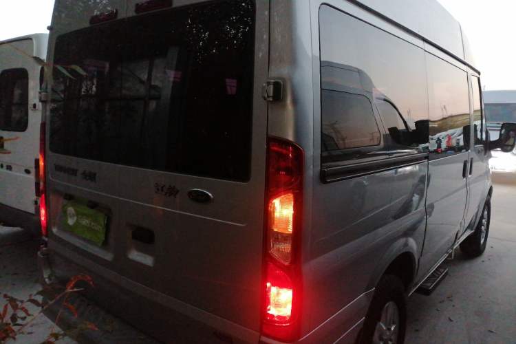 Used Ford Transit Custom 2013 2.4T Diesel Econo-Logistics Vehicle Short Wheelbase Mid-Roof China IV Standard