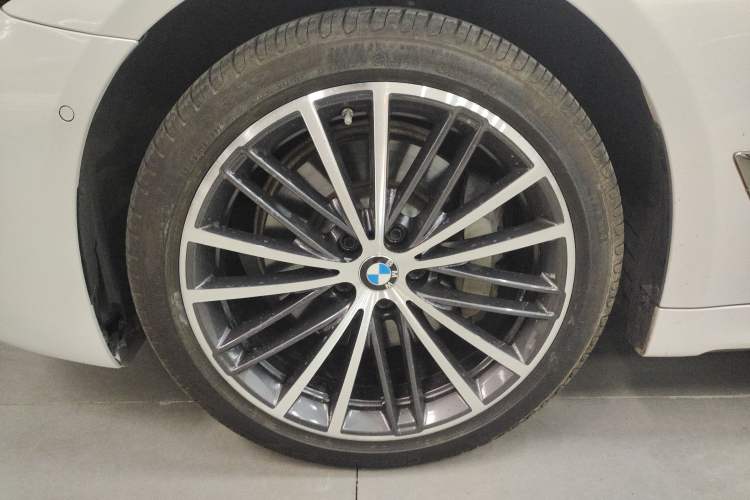 Used BMW 5 Series 2022 Second Facelift 530Li Leading Edition M Sport Package Left Front Wheel Hub