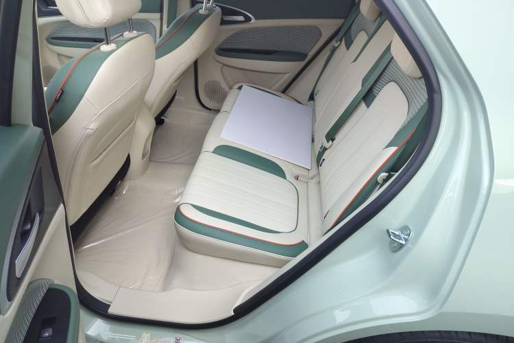 Used ORA Good Cat 2023 401 km Standard Range Premium Version Lithium Iron Phosphate Left Rear Seat