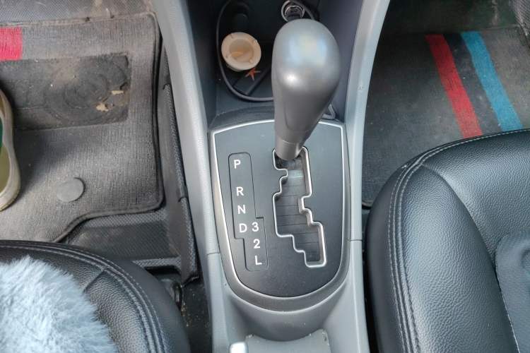 Used Hyundai Verna (older generation) 2014 1.4L Automatic Smart GLS Gear Lever