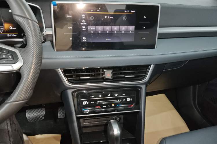 Used Volkswagen Tharu 2025 300TSI Two-Wheel-Drive Moonlight Edition Audio And AC Panel