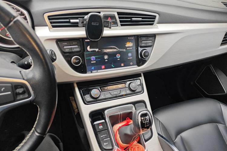 Used Geely Auto Emgrand X7 Sport 2018 2.0L Manual Two-Wheel Drive Zhiya Version Audio And AC Panel