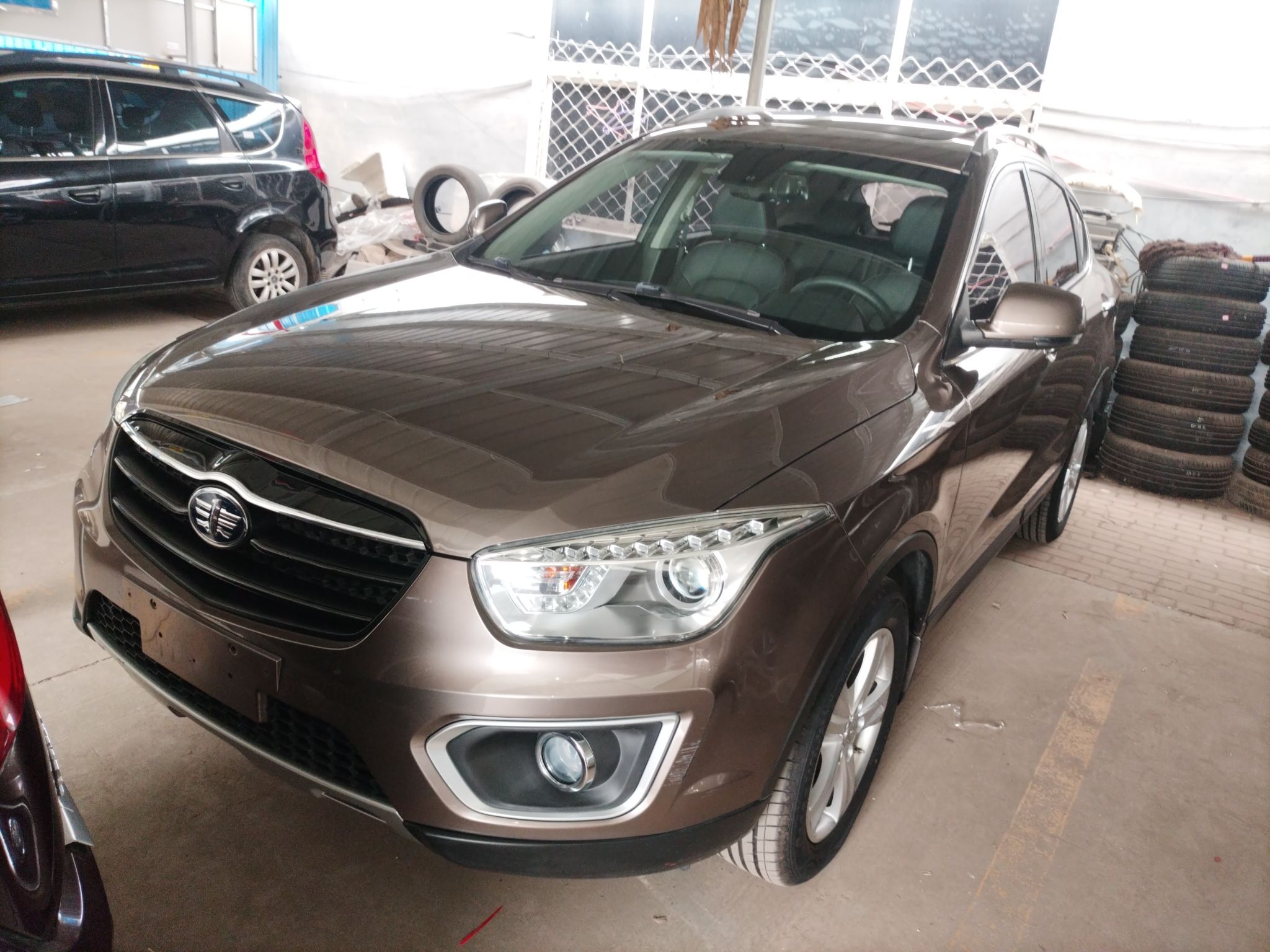 تحت مقدمة السيارة