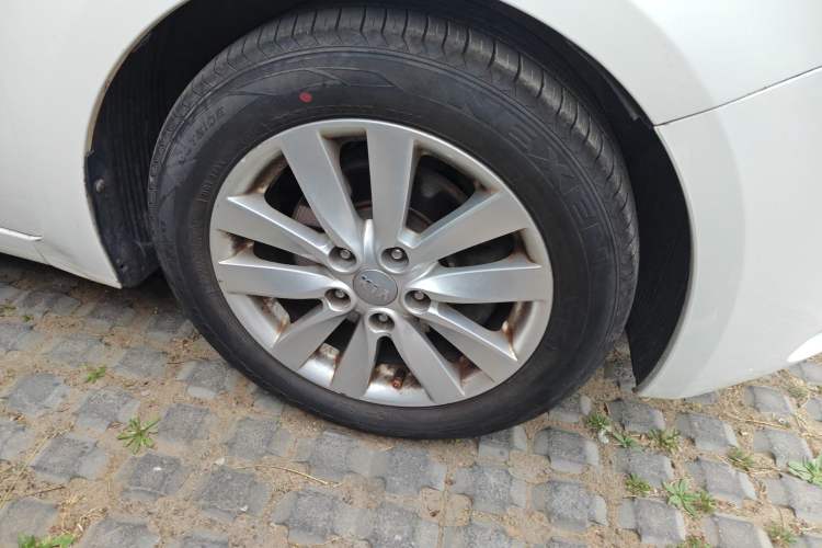 Used Kia K3 2013 1.6L Automatic GLS Right Front Wheel Hub