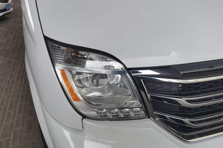 Used SAIC MAXUS Xintu V80 2021 2.0T PLUS Manual City Edition Short Wheelbase Ultra-Low Roof—7/8/9-Seater Right Front Headlight