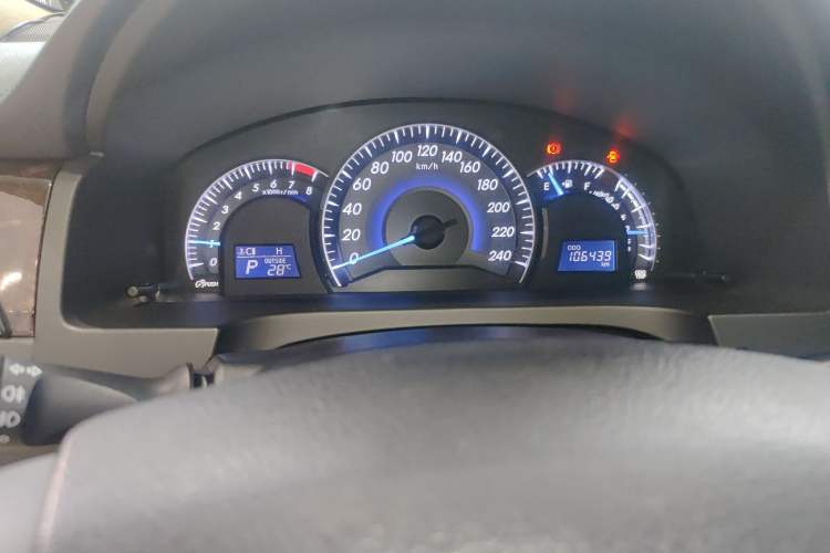 Used Toyota Camry 2015 2.0G Premier Edition Odometer Close Up